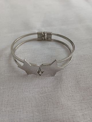 Pulsera plateada con estrellas