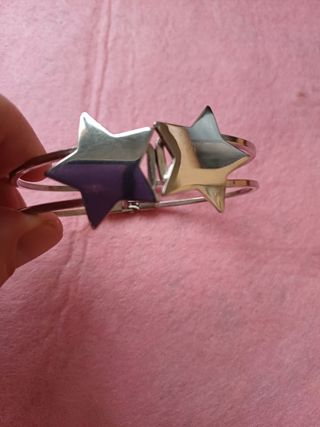 Pulsera plateada con estrellas