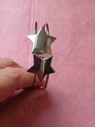 Pulsera plateada con estrellas