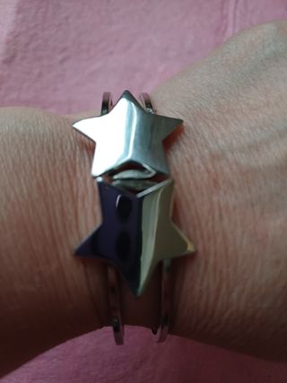 Pulsera plateada con estrellas