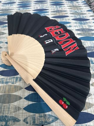 Abanico negro con diseño de cereza 