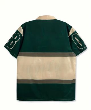 Camiseta verde y beige con estampado
