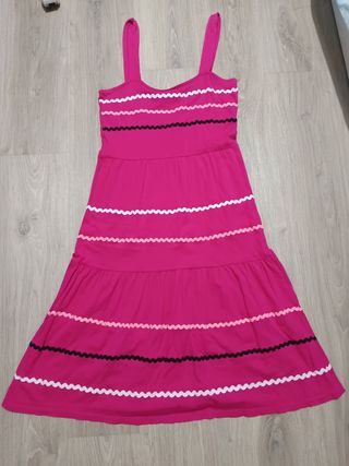 Vestido rosa con volantes y rayas