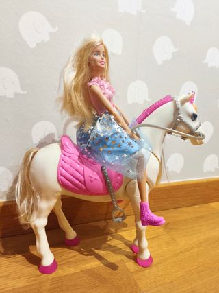 Barbie y su caballo interactivo