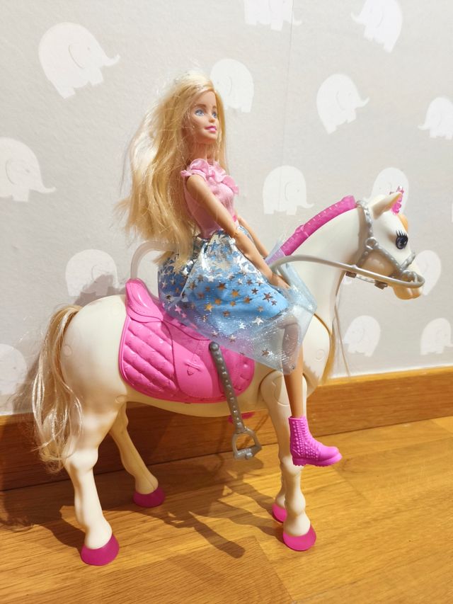 Barbie y su caballo interactivo de segunda mano por 35 EUR en