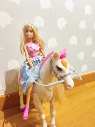 Barbie y su caballo interactivo