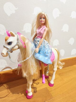 Barbie y su caballo interactivo