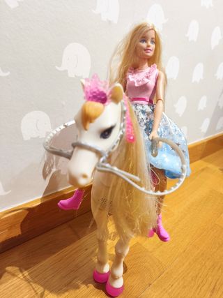 Barbie y su caballo interactivo