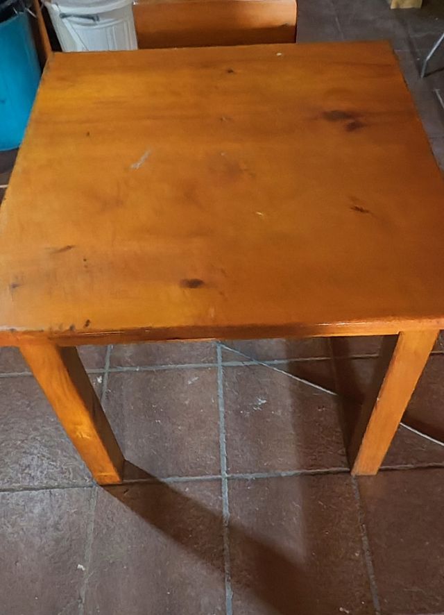 Mesa y sillas de madera