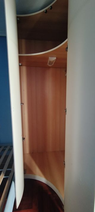Armario esquinero grande de madera beige