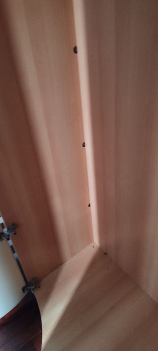 Armario esquinero grande de madera beige