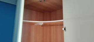 Armario esquinero grande de madera beige