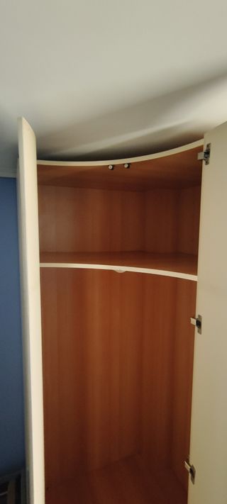 Armario esquinero grande de madera beige