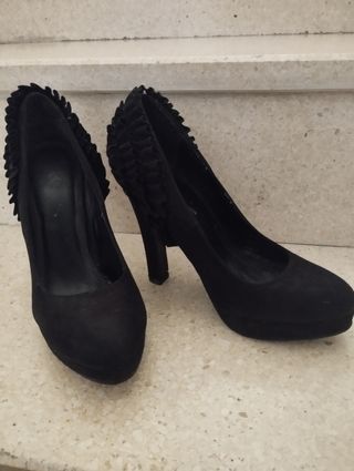 Zapatos de tacón negros con volantes