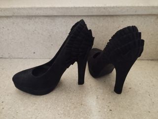 Zapatos de tacón negros con volantes