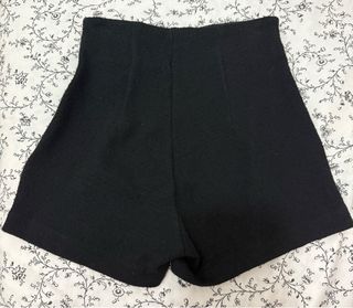 Pantalón corto negro con botones dorados