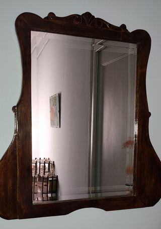 Espejo de madera con marco decorativo