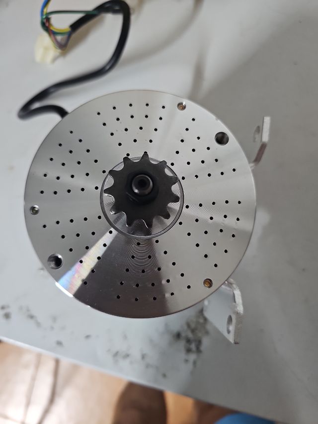 Motor con piñón y cables