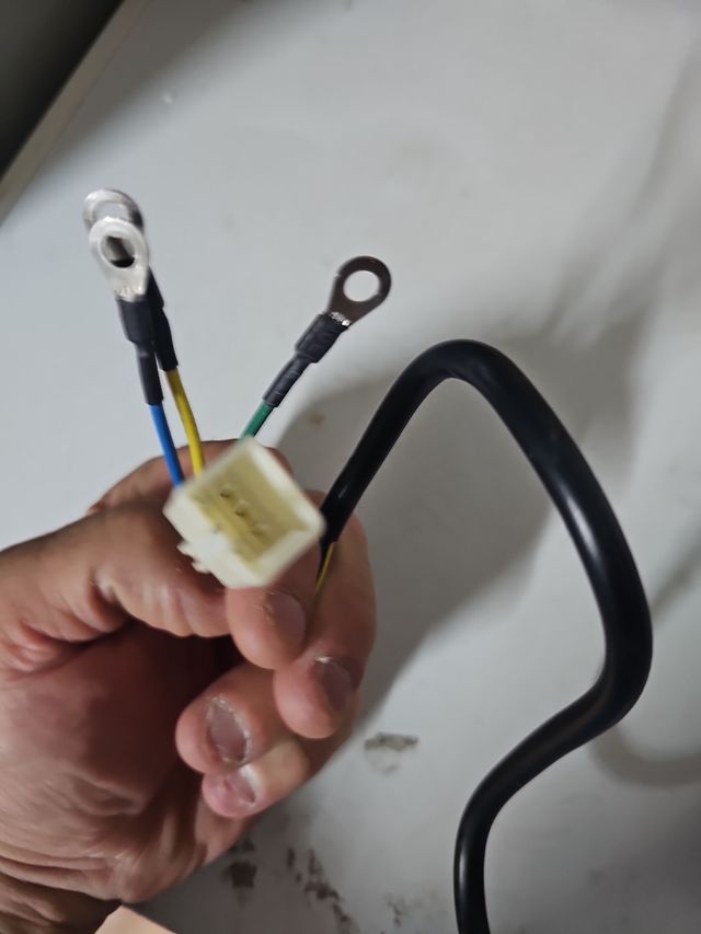 Motor con piñón y cables