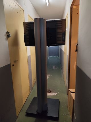 Soporte base metálico de tv con ruedas .