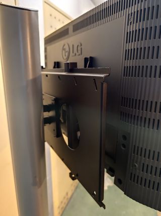 Soporte base metálico de tv con ruedas .