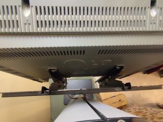 Soporte base metálico de tv con ruedas .