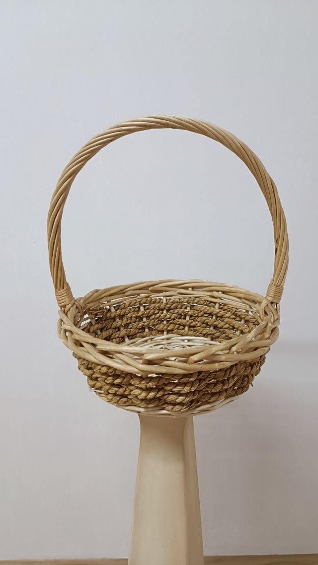 Cesta de mimbre con asa