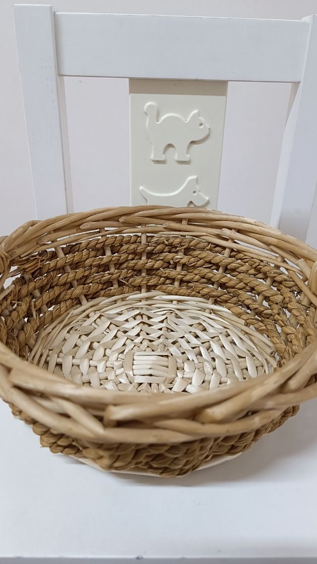 Cesta de mimbre con asa