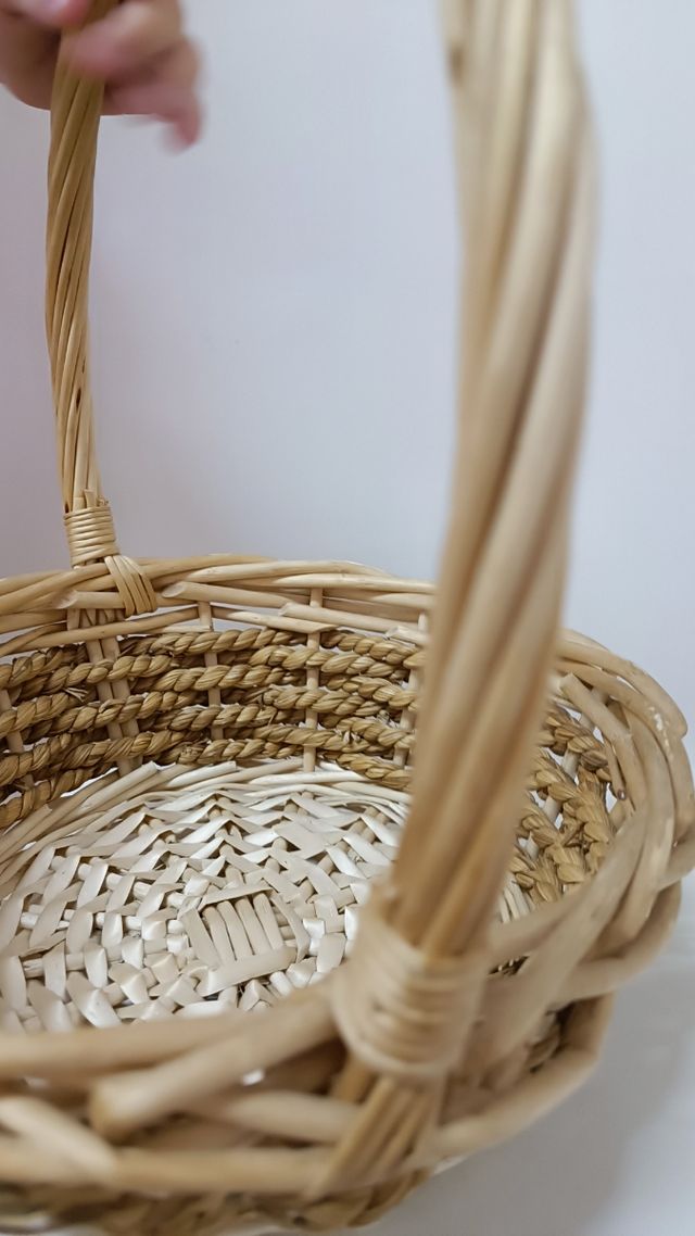 Cesta de mimbre con asa