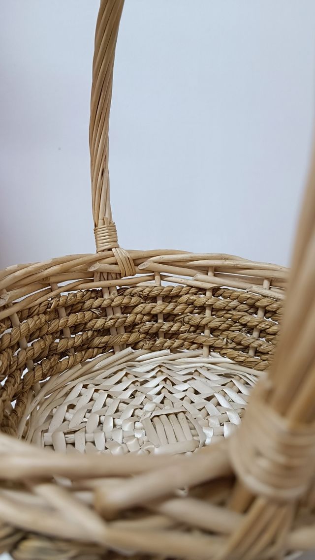 Cesta de mimbre con asa