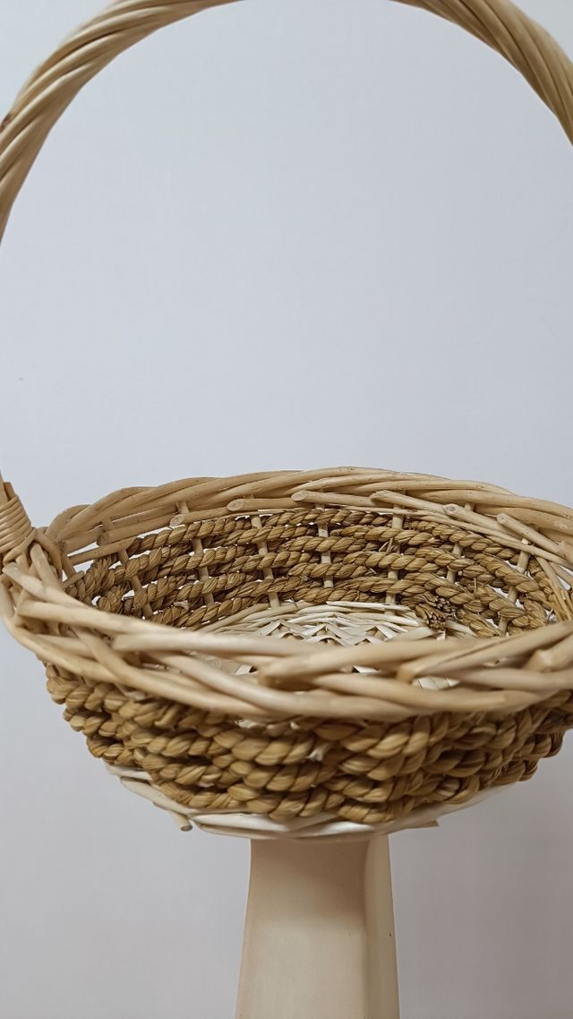 Cesta de mimbre con asa