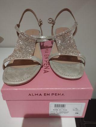 Sandalias Alma en Pena doradas y plateadas