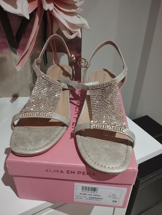 Sandalias Alma en Pena doradas y plateadas