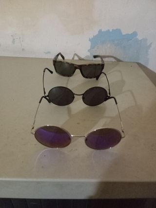 Gafas de sol plateadas y moradas