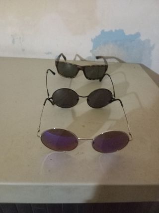 Gafas de sol plateadas y moradas