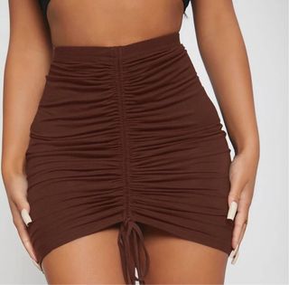 Falda marrón con cordón ajustable