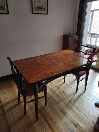 Mesa de comedor de madera
