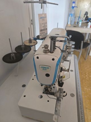 Máquina de coser profesional JACK.