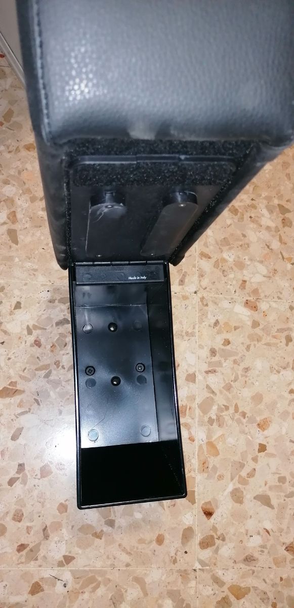 Reposabrazos con guantera y portaobjetos