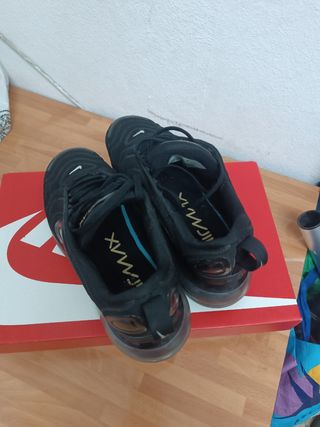 Zapatillas Nike Air Max 720 Negras y Doradas