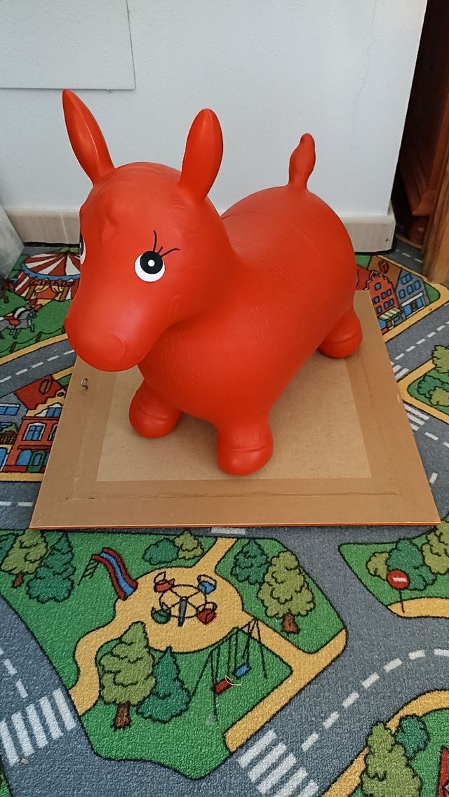 Burrito rosso da salto per bambini.