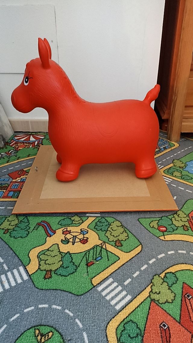 Burrito rosso da salto per bambini.