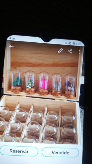 Caja de madera con minerales en frascos