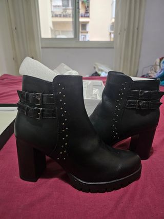 Botines negros tacón alto tachuelas talla 39