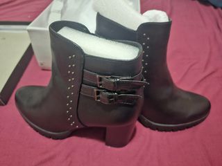 Botines negros tacón alto tachuelas talla 39