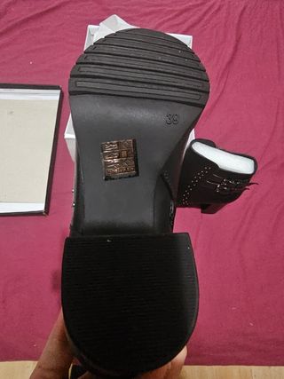 Botines negros tacón alto tachuelas talla 39