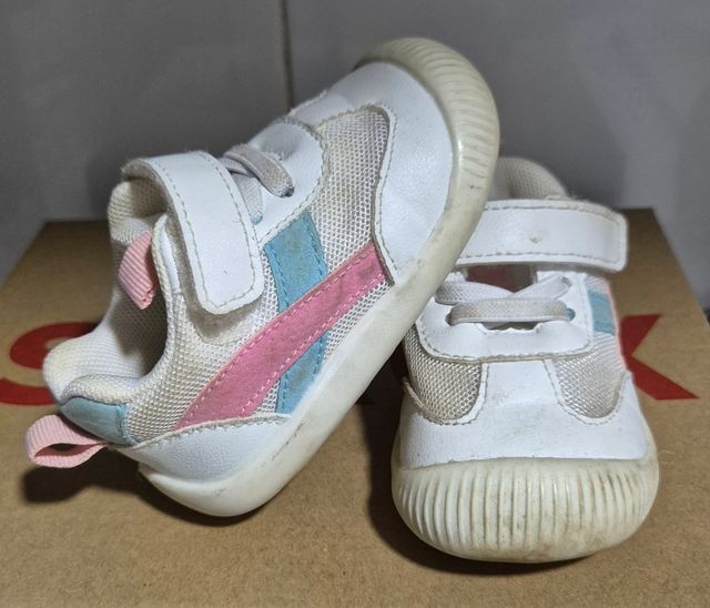 Deportivas bebé blancas con detalles rosas y azule