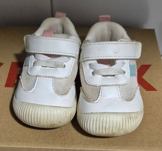 Deportivas bebé blancas con detalles rosas y azule