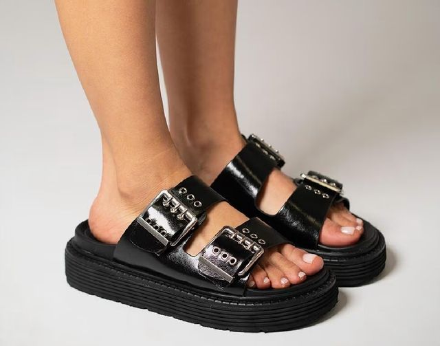 Sandalias plataforma negras con hebillas