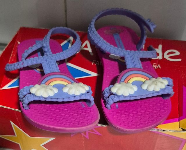 Sandalias Ipanema para bebé con arcoíris y nubes
